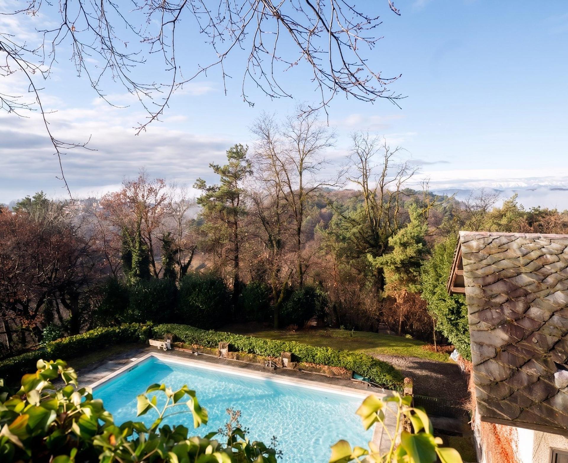 La piscina immersa nel parco della Casa di Stefano