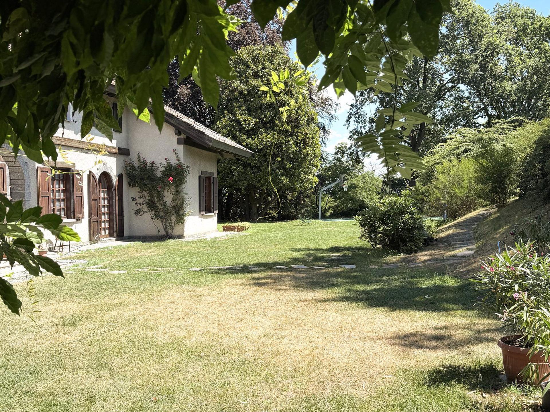 Il vialetto nel giardino della Casa di Stefano
