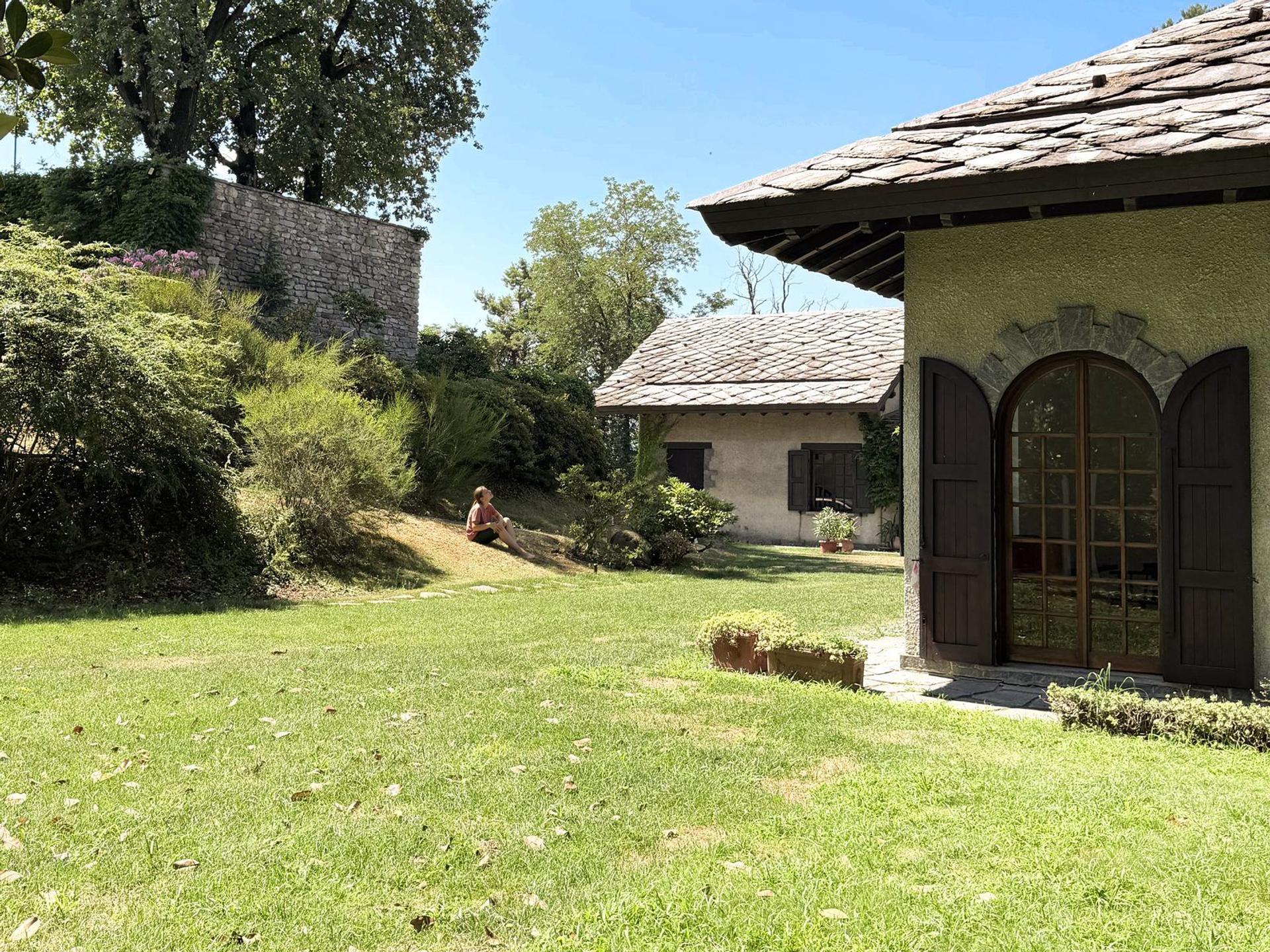 La torretta nel giardino della Casa di Stefano