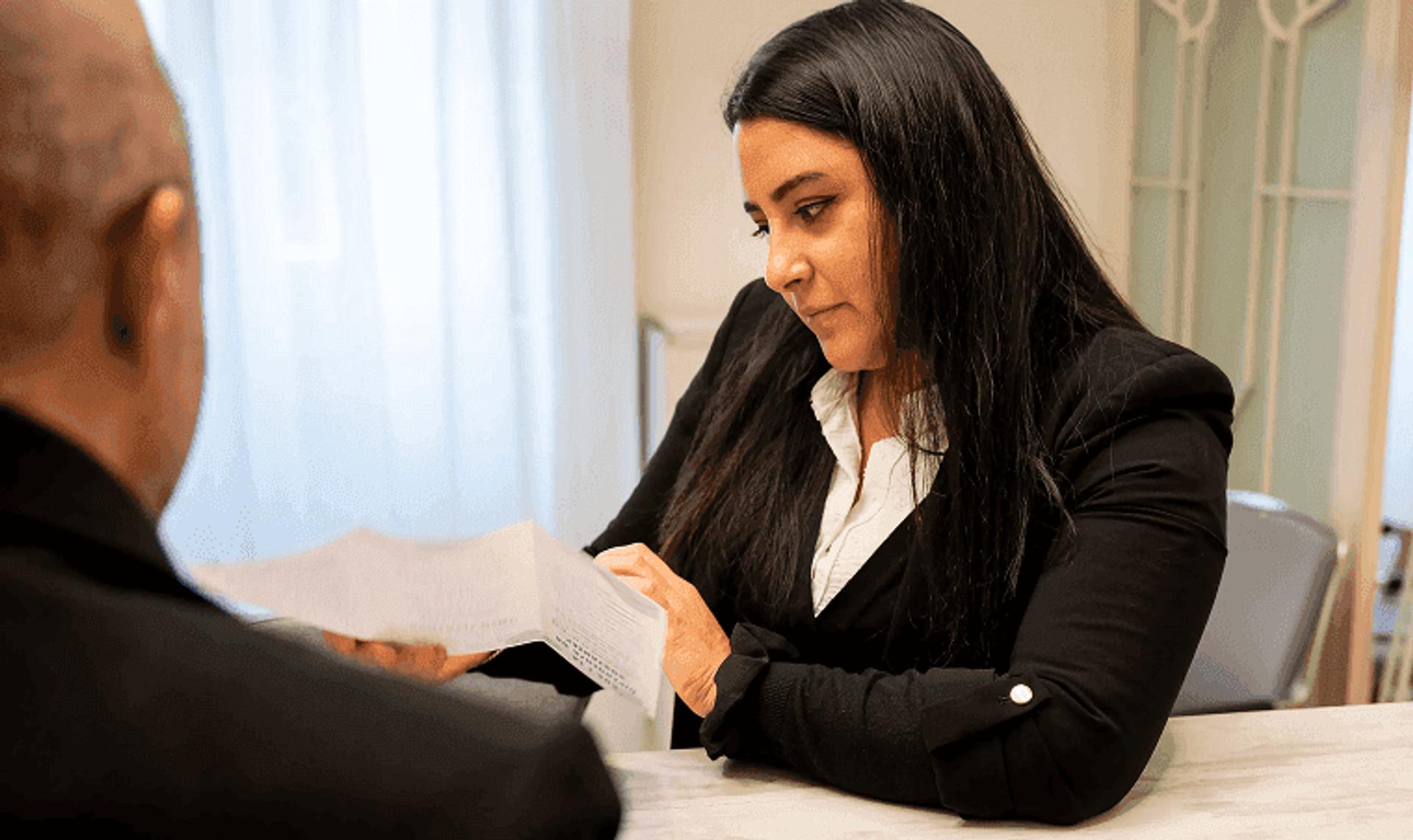 Operatrice della Fondazione durante un colloquio di orientamento con un familiare